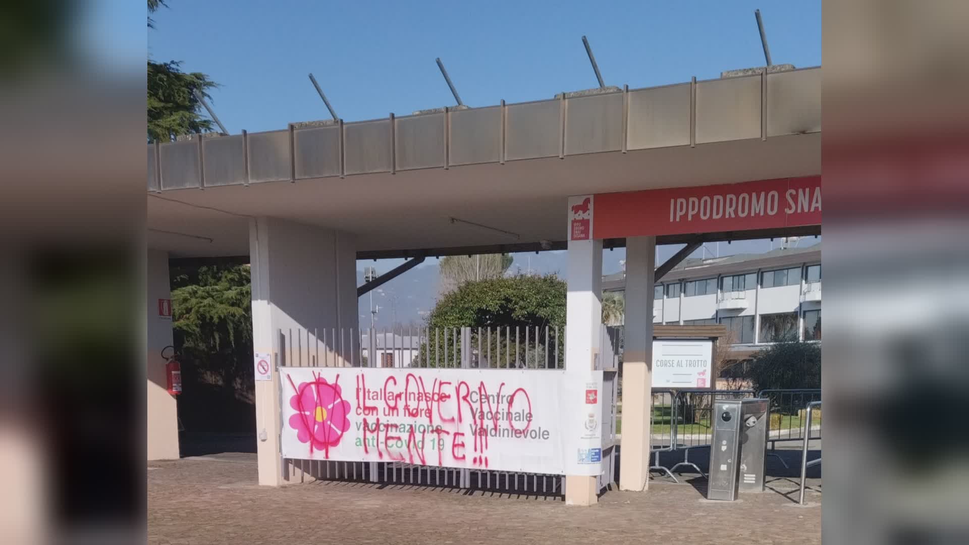 Scritte "No Vax" all'ippodromo di Montecatini