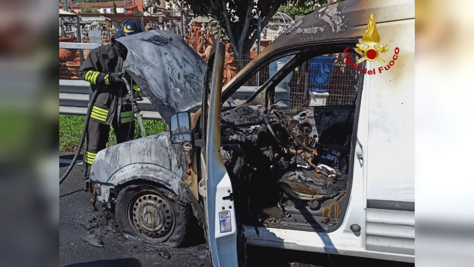 Cronaca, Montecatini: auto in fiamme in A11