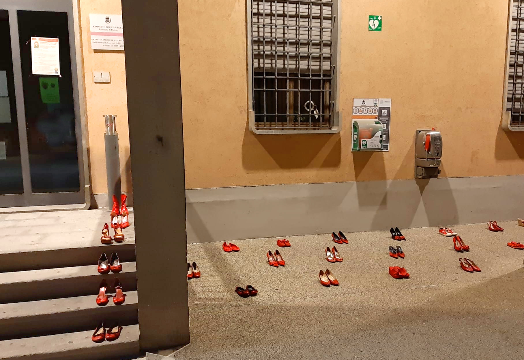 Cronaca, Quarrata: scarpe rosse sotto il Comune contro la violenza sulle donne