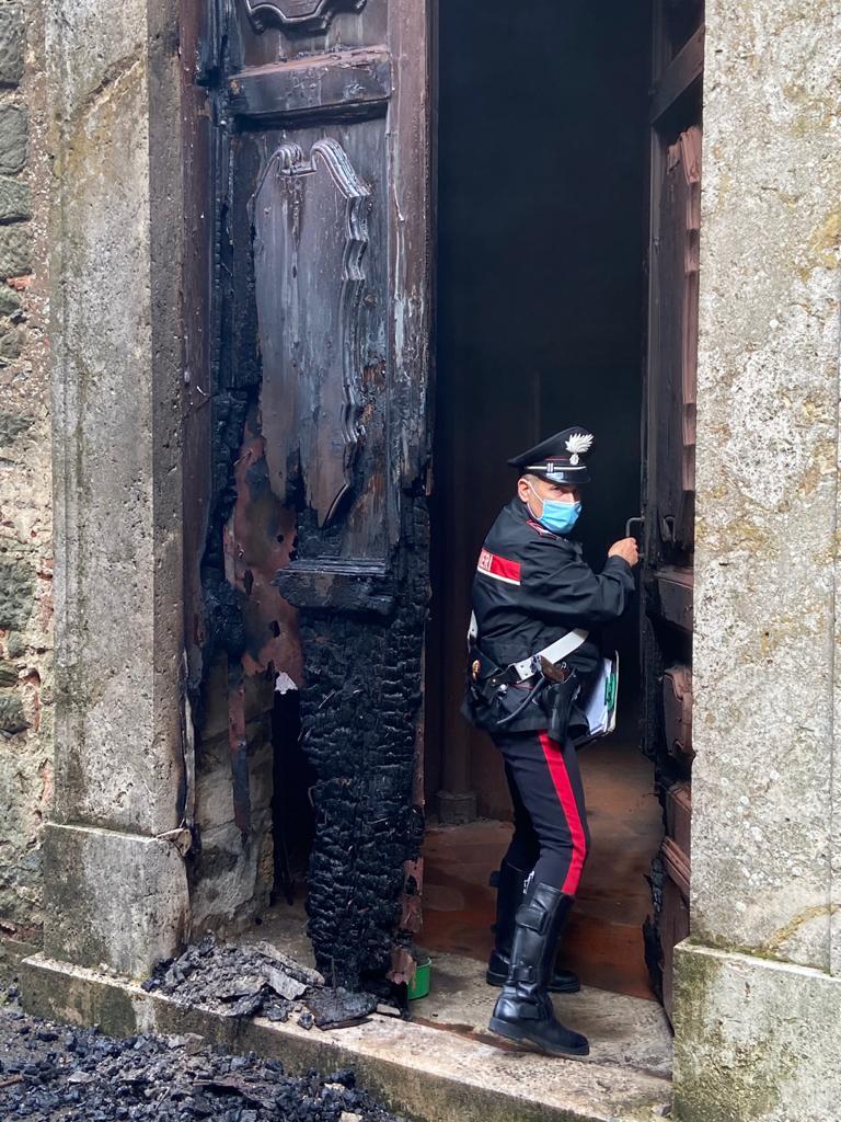 Ignoti appiccano il fuoco al portone della Chiesa di Montecatini Alto